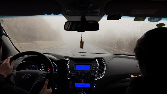 起雾雨天出行开车