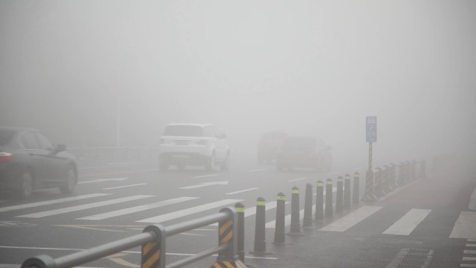 雾大雾交通车流航拍延时城市