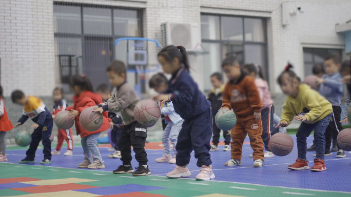 4K幼儿园小朋友上篮球课