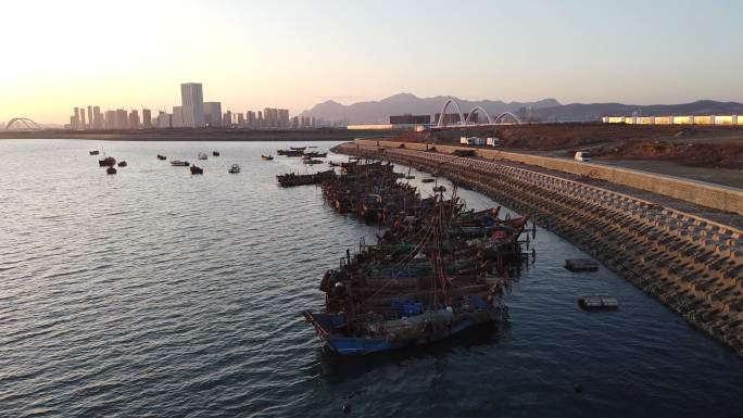 夕阳下港口的渔船。。