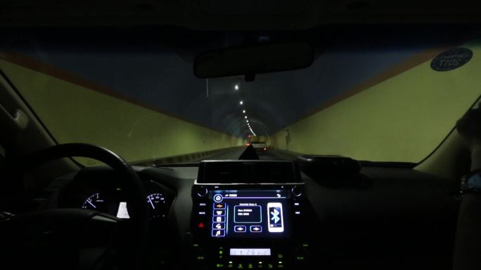 车辆穿越隧道高原行进第一视角