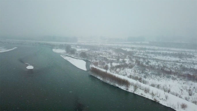 新疆伊犁河雪景下雪航拍