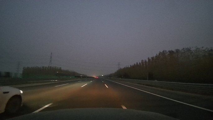 高速傍晚行驶车辆
