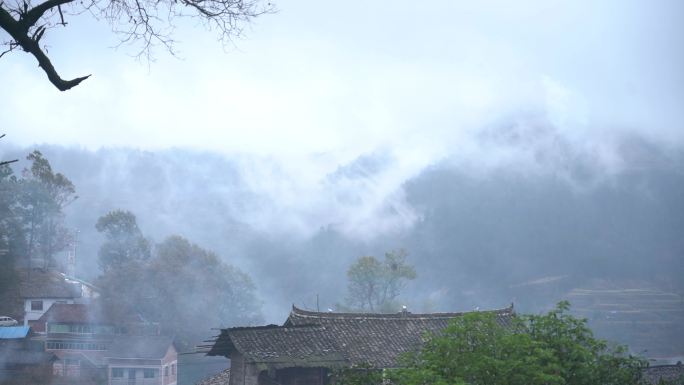 4K大山里农村云雾缭绕