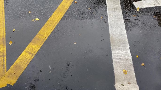 雨水落在地面公路上积水的路面