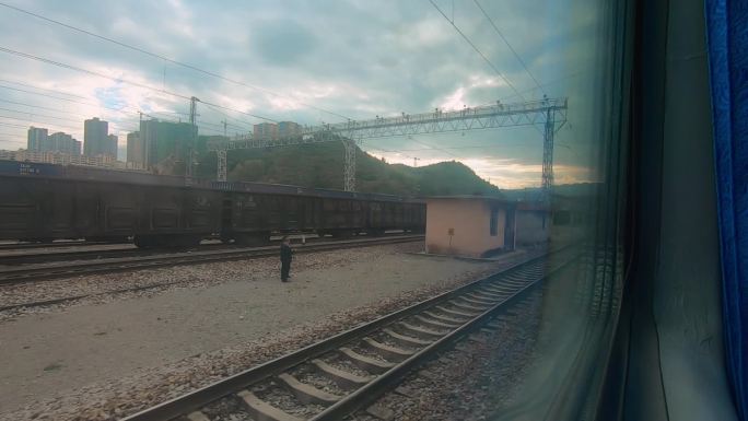 火车窗外视频铁路火车窗外火车农村城市车站