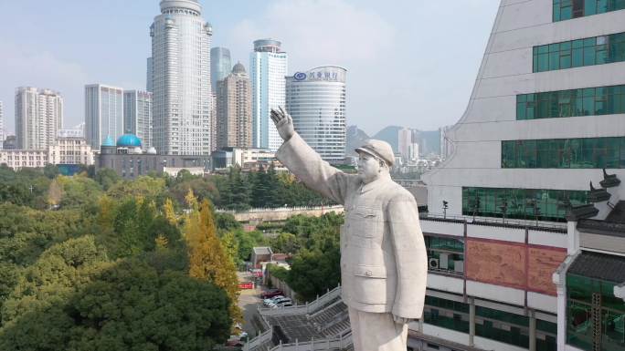 航拍贵阳筑城广场毛主席塑像
