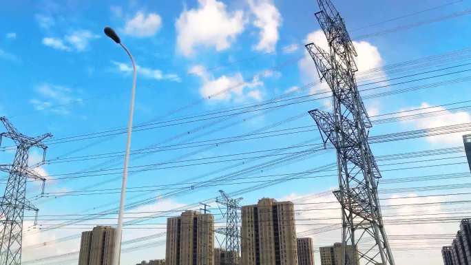 车上看城市上空的蓝天白云电力设施电线电网