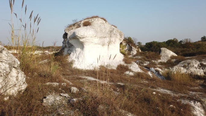 襄阳白土矿坑遗址好似地质公园