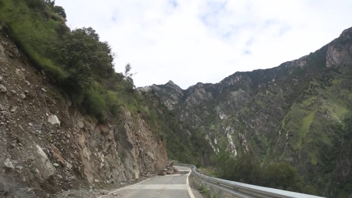 高原崎岖山路