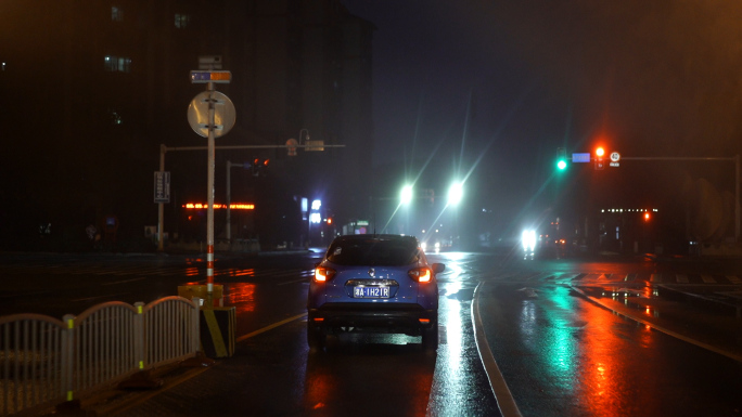 雨天夜晚开车