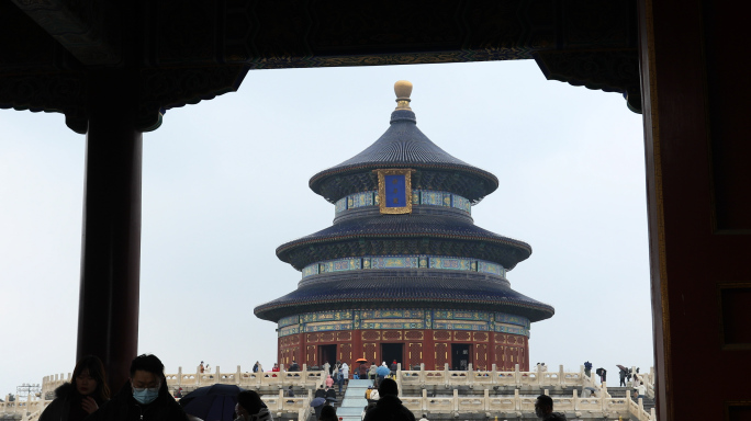 北京天坛，下雪打伞，游客，戴口罩