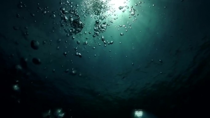 阳光下深海海底水泡缓缓上升