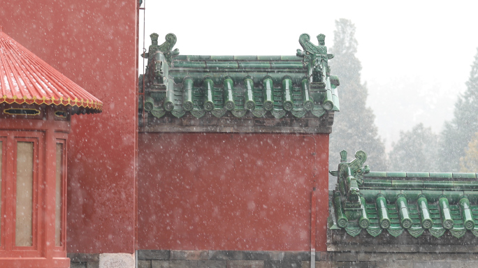 红墙古建筑，雪景，冬天大雪，房檐祈年殿