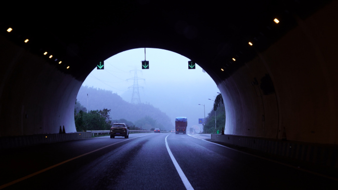 汽车连续过隧道