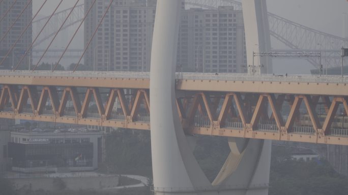 重庆列车在桥上开的画面