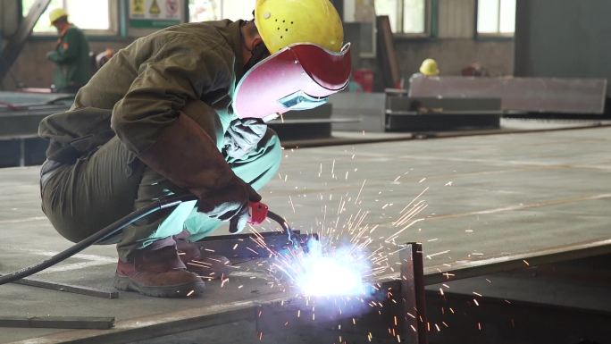 工人焊接钢铁冒火花接缝慢动作