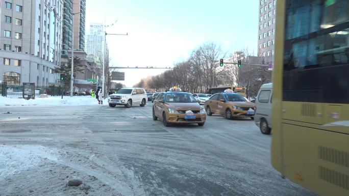 哈尔滨冬季街道行人车辆一