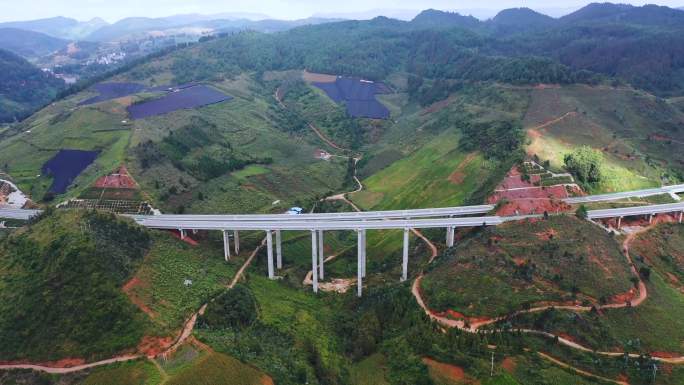 4K航拍山区高速公路、群山