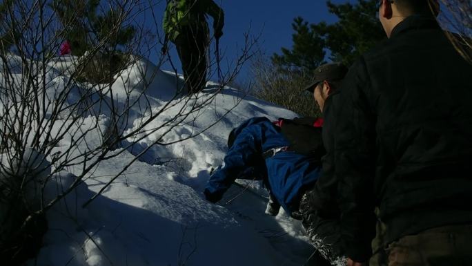 雪天爬山锻炼