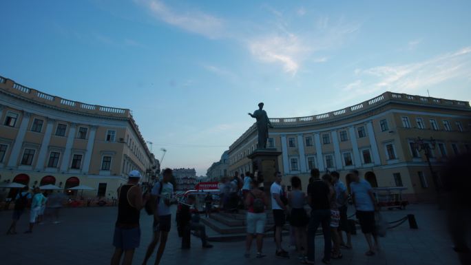 乌克兰街头一组延时雕塑人群