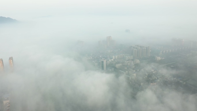 河南省信阳市城市天际线平流雾4K风光航拍