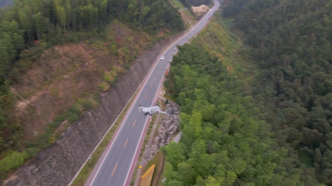 【4K】追拍无人机在深山空中飞行