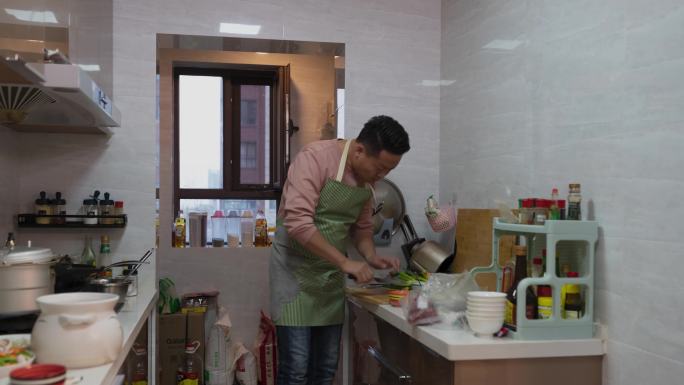 4K家庭厨房中忙碌做饭的男人运动延时
