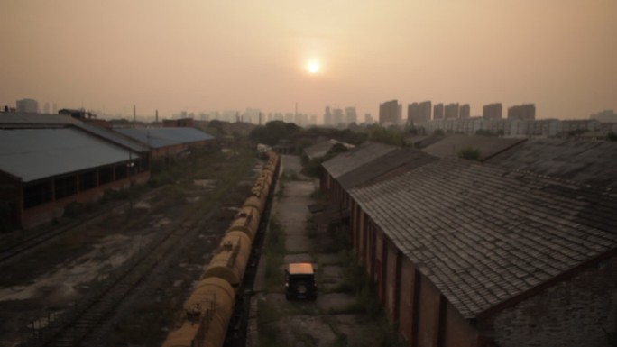 夕阳下城市废弃工厂铁路