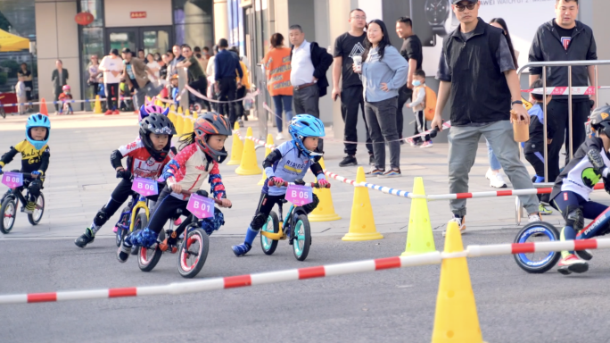 儿童平衡车自行车运动比赛