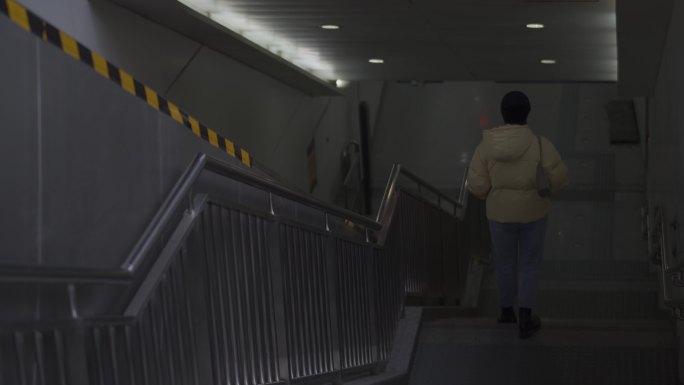 4K原片地铁扶梯走廊行人下楼