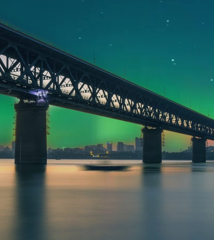 极光极地绿色夜空山地大桥素材