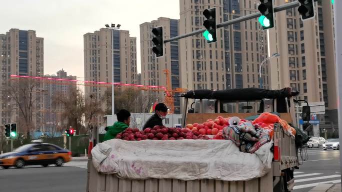 十字路口卖水果的小商贩