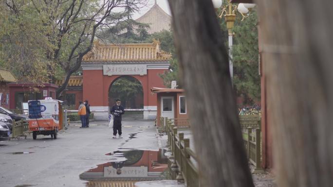 4K原片北京雨雪后太庙古建筑门口行人