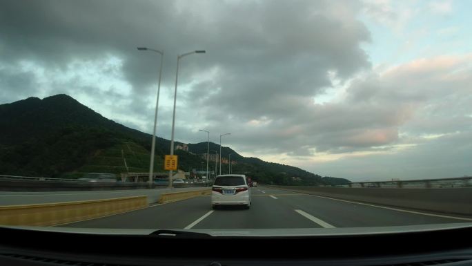 深圳阴天的高速公路和隧道