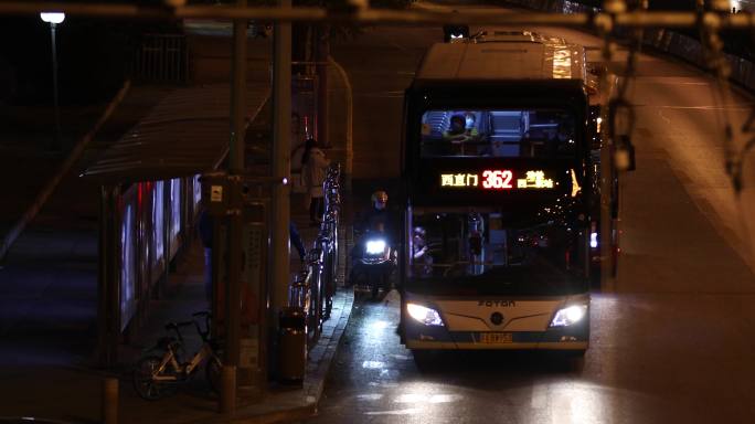 夜晚公交车，都市北京，深夜夜景