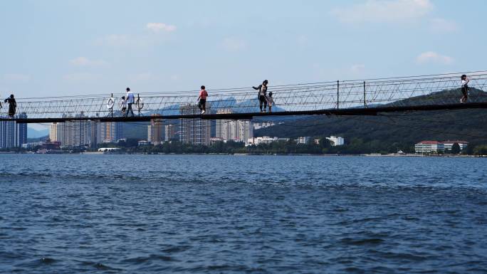 湖面吊桥