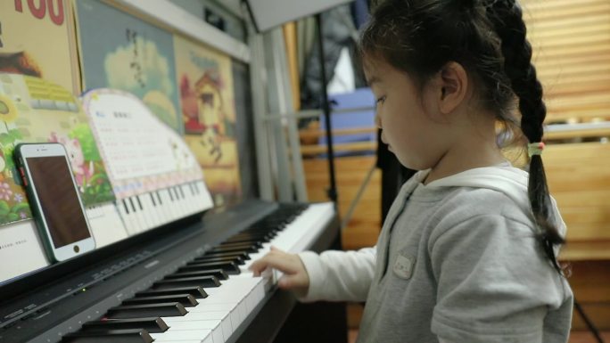 【原创实拍】小孩练钢琴课后练琴钢琴作业