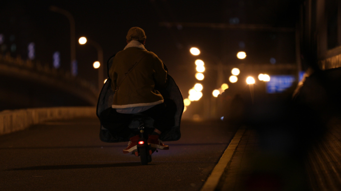 寒冷城市，深夜骑车，骑电动车，下班背影