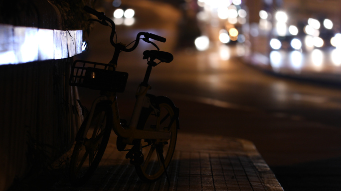 北京夜晚街景，迎面车灯，自行车，车水马龙