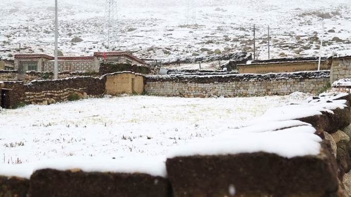 西藏雪天的村庄