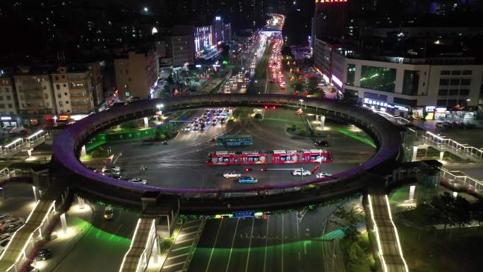 深圳市观澜大和站圆形天桥夜晚前进