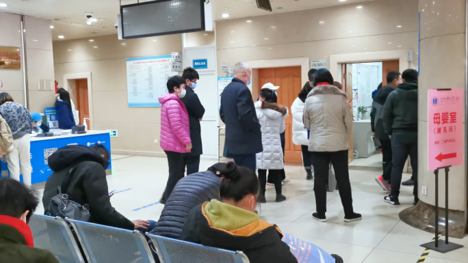 医院大厅排队患者人群