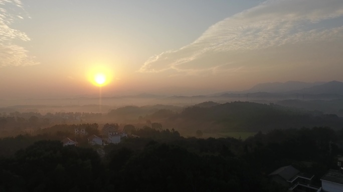 唯美的城市郊外日出山间林间乡村的清晨