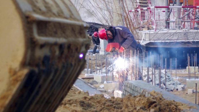 冬季施工 建筑工地 挖掘