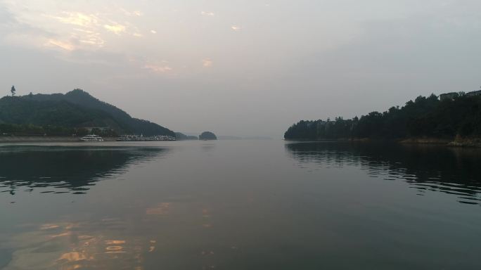 水面倒影航拍小岛湖面