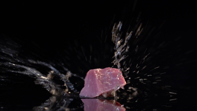 猪肉掉落洒出水花2视频素材