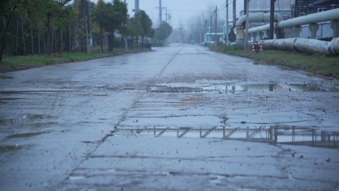 【4K】雨天车辆行驶在破损的路面