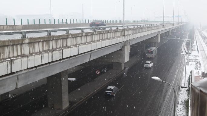 高清实拍北方下雪高速路道路积雪