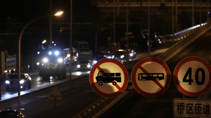 夜晚道路施工-标识-道路路障工程车4k